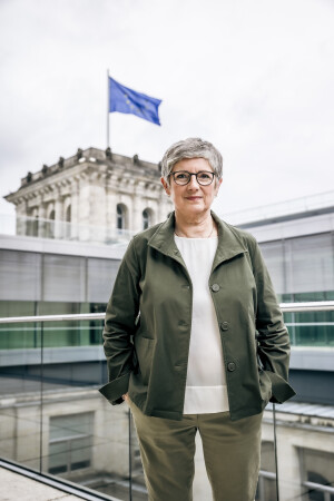 Britta Haßelmann auf dem Reichstag mit einer EU Fahne im Hintergrund
