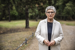 Britta Haßelmann auf einem Spaziergang durch einen Park